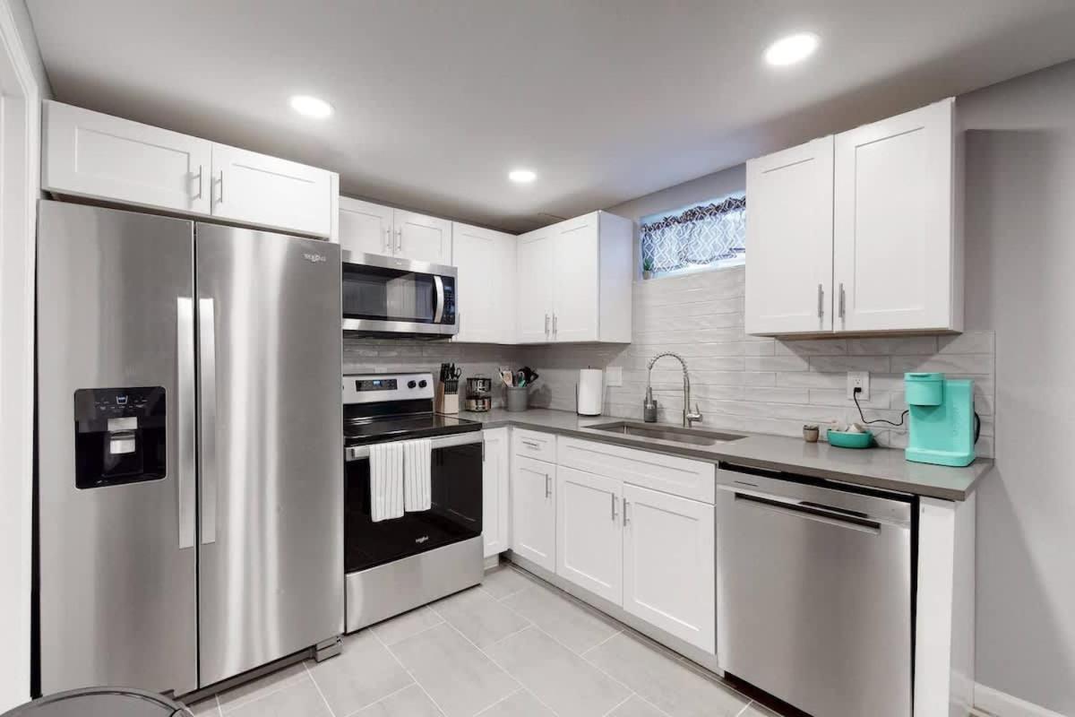 Сasa de vacaciones Bright Basement Unit With Large Yard And Sunroom Denver