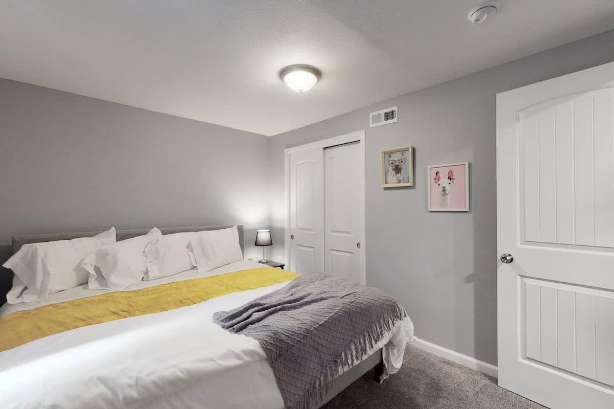 Bright Basement Unit With Large Yard And Sunroom Сasa de vacaciones *